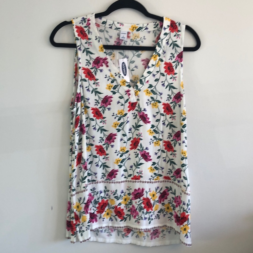 NWT. Old Navy V Neck Floral Tunic Tank